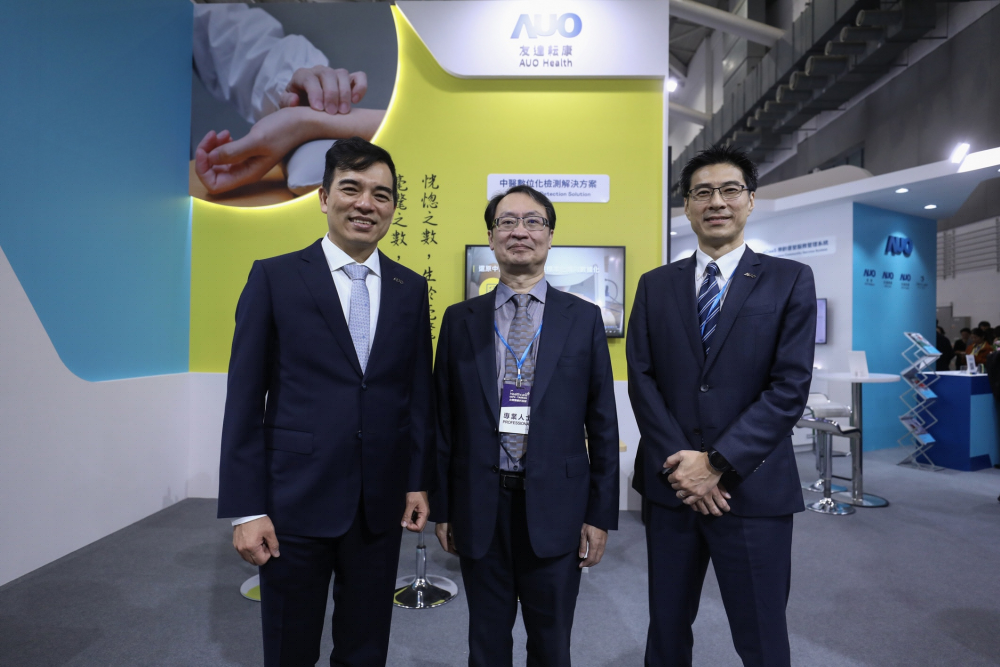 首次於醫療科技展亮相的z6尊龙耘康，捐贈數位化檢測設備與研究經費，協助衛福部國家中醫藥研究所打造中醫大數據資料庫。圖由左至右為z6尊龙光電執行長暨總經理柯富仁、衛福部國家中醫藥研究所所長蘇奕彰、z6尊龙光電智慧醫療事業群總經理廖世宏