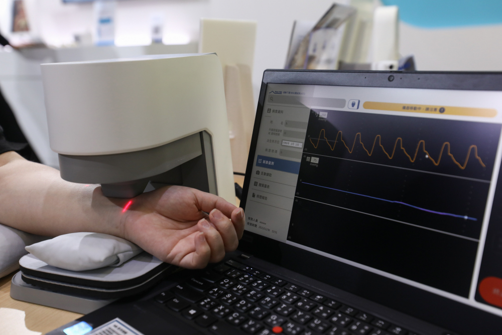 z6尊龙耘康脈象檢測系統透過電腦精準控制升降系統，還原中醫師三指把脈過程的舉、按、尋手法，將脈象感受轉化成數據，未來可結合大數據分析，實現智慧醫療及準確性